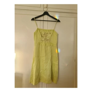 grön "fairy" klänning - otroligt gullig grön klänning från Ann Taylor. slutar ungefär vid mitten av låret skulle jag sägs. materialet är linne helt utan stretch. kontakta mig vid frågor eller fler bilder <33