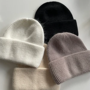 Stickade mössor  - En stickad mössa ganska lik mössan från Alvii! Finns färgerna på bilden och även en turkos! Den gråbruna och vita tyvärr slut 💗 självklart oanvänt! 