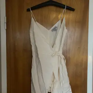 Fin vit studentklänning, använda en gång! Nypris 900kr mitt pris 400kr