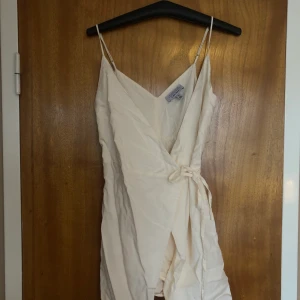 &other stories klänning strl 38 - Fin vit studentklänning, använda en gång! Nypris 900kr mitt pris 400kr