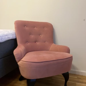 Rosa fåtölj - Fåtölj som i nyskick kan hämtas i Örebro.
