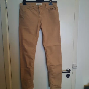 Jeans - Jeans som sitter tight. Är hel och fin. Har bara använt den några gånger. Frakt ingår ej 