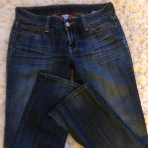 Utsvängda jeans  - As snygga utsvängda jeans me najs bakfickor som jag nu säljer då dom inte kommer t användning, jeansen har en slits vid ena fotändan men jag tycker de inte gör något utan får dom o bli snyggare💕