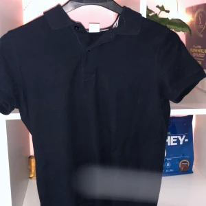 Blå poloskjorta - Blå poloskjorta som jag köpte för 250 kr men säljer för 90 