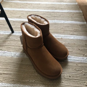Mini uggs - Skor som liknar uggs mini. I nyskick Köpte i början på veckan men säljer då jag lyckades få tag i ett par riktiga dagen efter, men kunde ej returnerar då de använts en gång. URSPUNGSPRIG 700kr