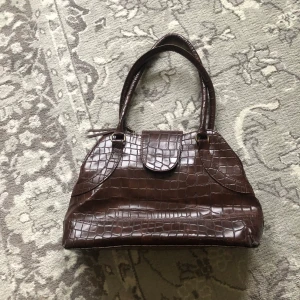 Gullig väska  - En liten väska som är från min mammas ungdom! Väldigt fin men varken jag eller hon får användning av den därav är den till salu! 