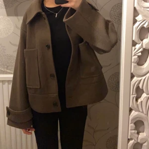 Brun kappa - Slutsåld kappa från kappahl. Använd fåtal gånger och är i nyskick! 🙌🏼 Har bud på 1050kr 