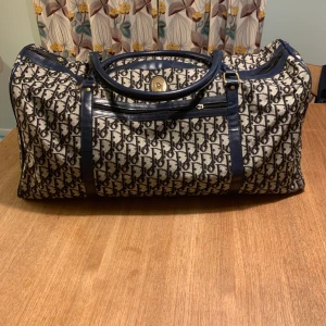 STOR dior - Farmors gamla väska från 80talet. Saknas en flärp på lilla facket fram annars hel o ren med en del sltage på remmar, fråga gärna och innan du ev lägger bud  Bud är bindande 