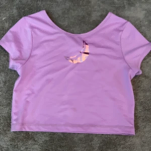 Dollystyle magtröja  - Dollystyle magtröja med en månne på