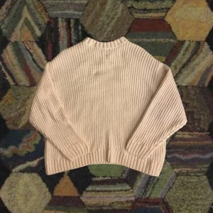 Gräddvit tjocktröja  - Gräddvit sweater!! kan inte beskriva hur extremt mjuk och len den är, gammal favo men inte min smak längre🥲 OBS Sitter väldigt stort för att vara XS