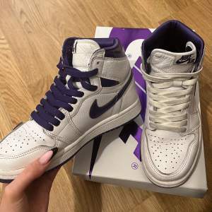 Ett par jordan 1s som inte kommer till användning längre. Det finns inga defekter utan bara lite smutsiga (lätt att torka bort). Kan även skicka bekräftelse mejl från Foot Locker som äkthetsbevis💜(1lila+1vit skosnöre tillkommer) pris kan diskuteras 