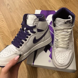 Jordan 1 high OG - Ett par jordan 1s som inte kommer till användning längre. Det finns inga defekter utan bara lite smutsiga (lätt att torka bort). Kan även skicka bekräftelse mejl från Foot Locker som äkthetsbevis💜(1lila+1vit skosnöre tillkommer) pris kan diskuteras 
