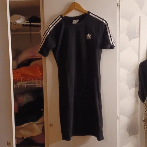 Adidasklänning Strl L - Superfin klänning som går nedanför rumpan på mig som är 170 cm lång. Storlek L men passar en som har M oxå.