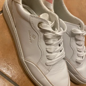 Gant sneakers  - Ett par fina skor från Gant. De är använda EN gång, men de är för stora för mig och måste därför sälja de. Sitter fint på foten och passar många outfits! 