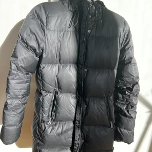 GANT dunjacka -XS - Säljer denna gamla GANT dunjacka som är perfekt och varm inför vintern i storlek XS. Använd men i väldigt gott skick. Kan hämtas upp i Skärholmen eller postas (köpare betalar för frakt och paketering)