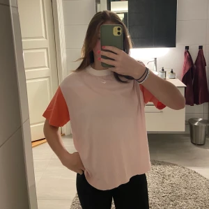 Nike t-shirt - En nike t-shirt i rosa/viral färg. I storlek S. Köparen står för frakt.