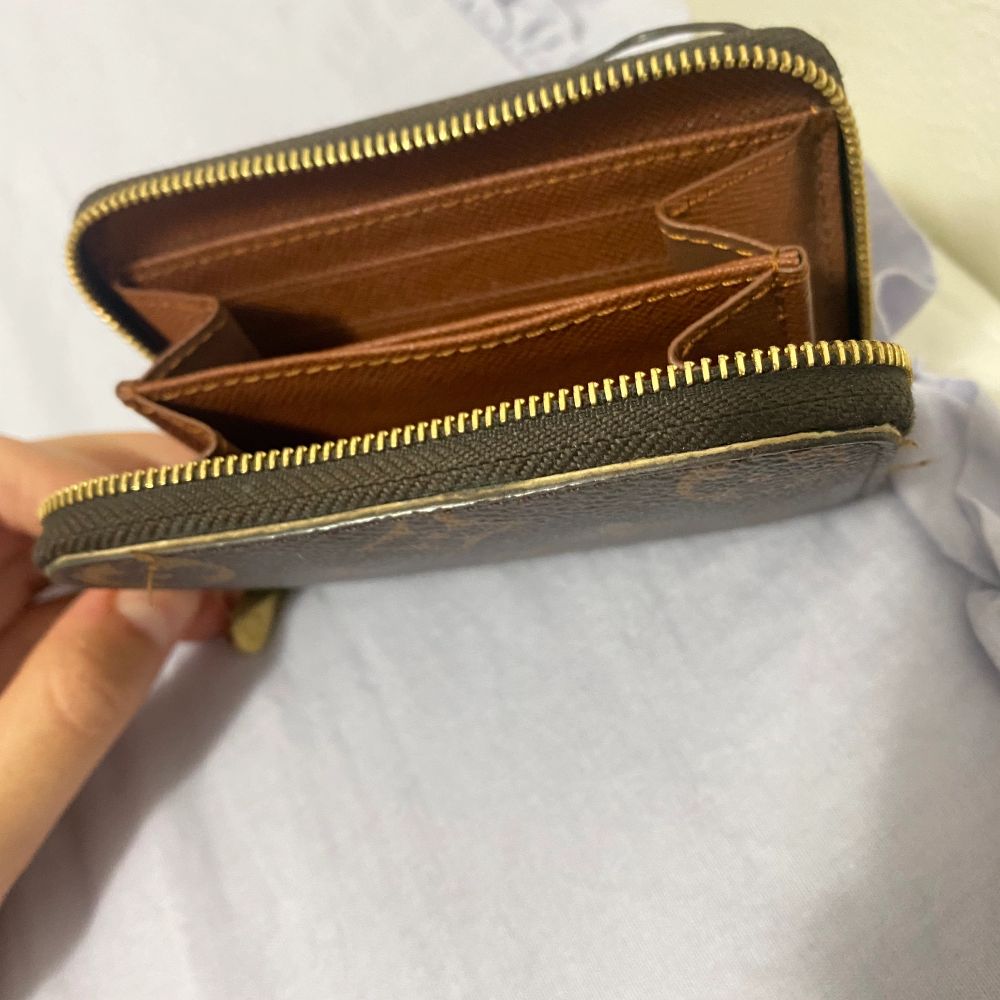 Äkta Louis Vuitton coin purse, minimalt slitage på sidorna men fortfarande snygg och användbar. Fräsch och inte trasig inuti. Inga repor på skinnet alls! Kontakta mig om du har fler frågor❤️  Ny pris 4150:-. Accessoarer.