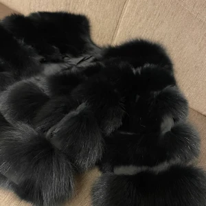 Kort pälsjacka  - Snygg och kvalitets kort pälsjacka köpt från Istanbul. ANVÄND ENDAST 2 ggr. MYCKET BRA SKICK.  Köpte den för 3500 Turkisk Lira vilket motsvarar 2100 SEK.  Säljer den för 700 SEK