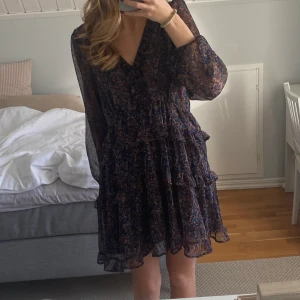 Neo noir klänning - Mönstrad klänning från Neo Noir. Perfekt till hösten/vintern! Som ny