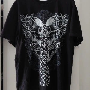 Rock eagle t shirt - Splitter ny rock eagle t shirt i storlek xl bara provad köpt för 39 dollar vilket är 430 kr likadant tryck på fram och baksida, säljer den pågrund av att den är för stor för mig, tag finns kvar och du får med den, JAG KAN SKICKA PAKETET