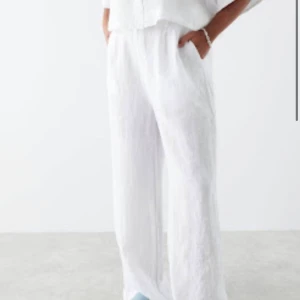 Linnebyxor  - Jöttefina linnebyxor i nyskick dom är använda en gång för att dom tyvärr inte passar. Kom privat för fler bilder. Nypris 499kr