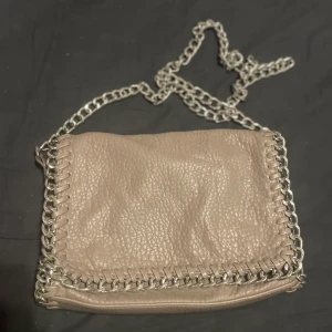 Scorett - Fin väska! Stella mcartney liknande! Använd men inga synliga defekter! Säljs pga ej använd på ett tag  Köpt för orginal pris 500kr