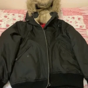 Svart vinterjacka!  - Jätte fin vinterjacka jag inte får ngn andvänding av ! 