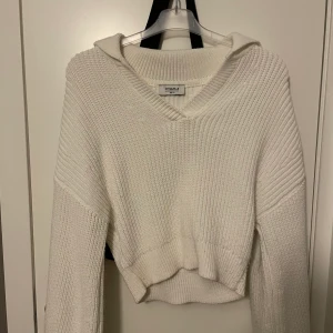 Stickad tröja perfekt nu till hösten  - Sååå fin tröja från chiqulle. Endast provat. Skriv vid fler frågor eller fler bilder❤️ kommer tyvärr inte till användning. Materialet är magiskt😍