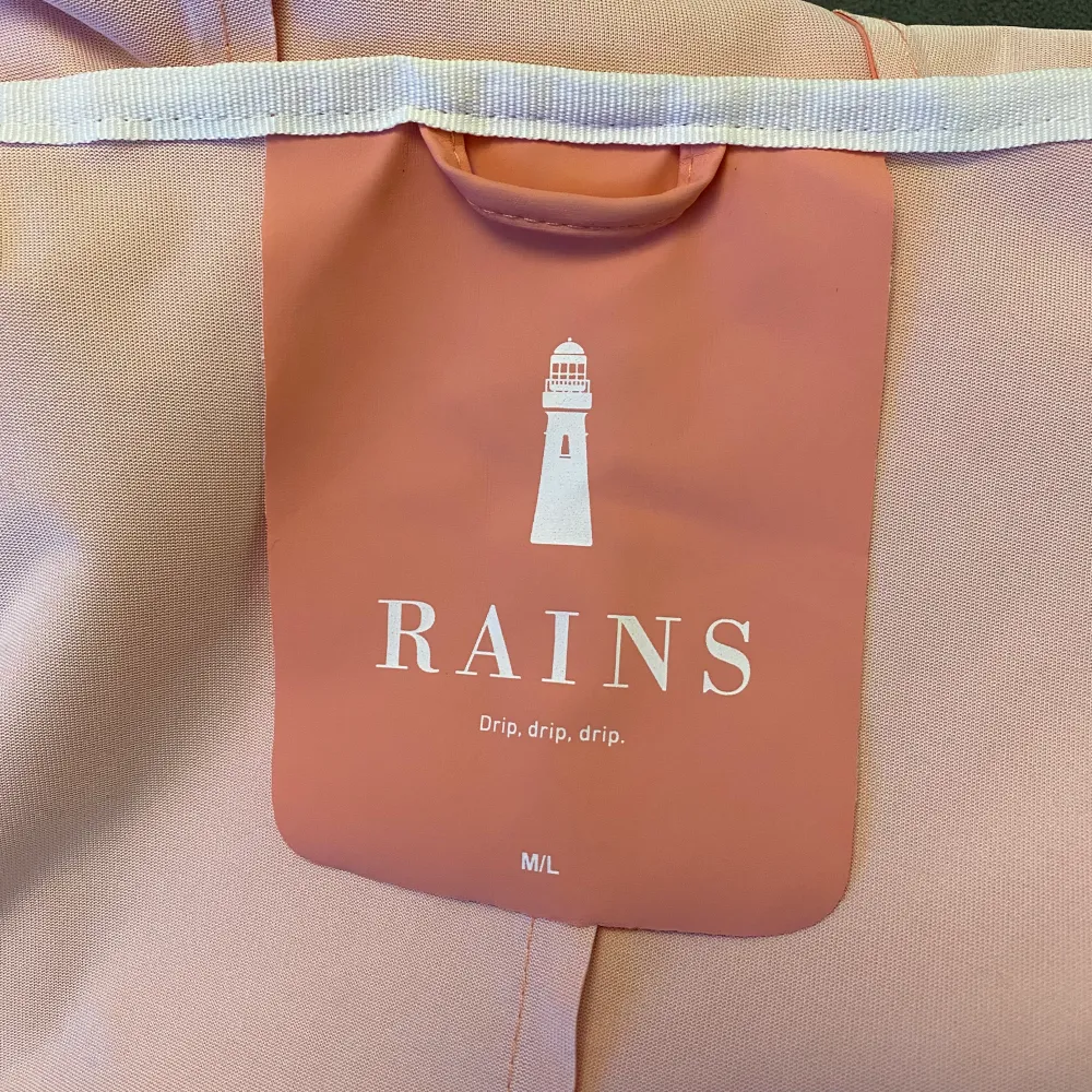 Rosa regnjacka från märket Rains använd en gång. Nypris 500 säljer för 250kr. Storlek M/L. Jackor.
