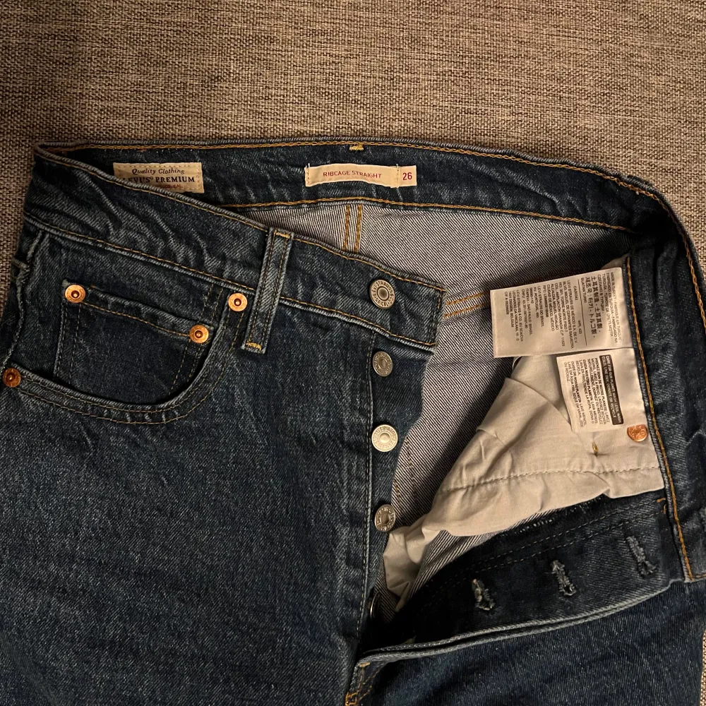 Jättesnygga jeans från Levis, endast använda 2-3 gånger. Modellen är ribcage straight, och storleken är 26. Finns att hämta i Örebro eller så står köparen för frakten! Hör gärna av er om ni har frågor! . Jeans & Byxor.
