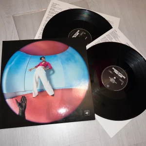 harry styles fine like vinyl  - ⚠️tryck inte på köp nu!⚠️ (OBS: postern saknas!)  (aldrig spelad så jag kan inte säga hur bra den låter eller om den har skips) -kan diskutera pris  -endast sveriges och endast swish  -tryck ej på köp nu, skriv till mig vid intresse :))