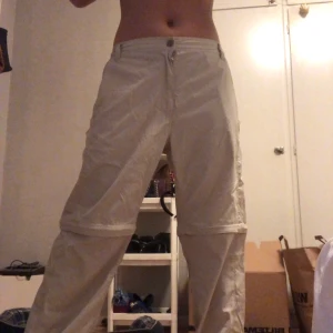 Cargobyxor (liknande) - Går att göra till shorts med dragkedjor vid knäna. Mycket bekväma. Secondhand köpta.