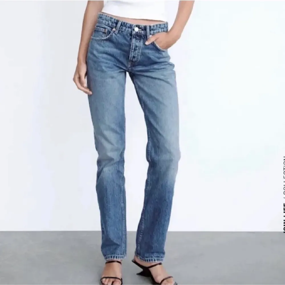 Zara straight leg jeans i den mörkblåa färgen. Bra skick!!. Jeans & Byxor.