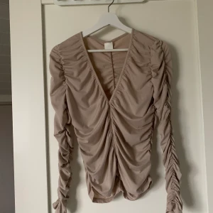 Festtopp HM - Supersnygg topp som funkar perfekt till fest!🎉 I storlek M från HM. Skriv privat för fler bilder✨ Sitter som en smäck på kroppen!! Använd fåtal gånger väldigt fint skick!