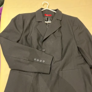 Oversized kavaj - Snygg kort kavaj i stor storlek. Går att använda som oversized.  