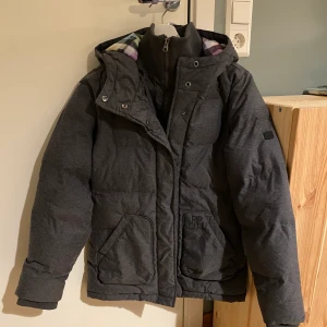 Rip Curl jacka / Parkas  XS vinter jacka  - Fint skick!  Storlek XS Färgen är fin grå 