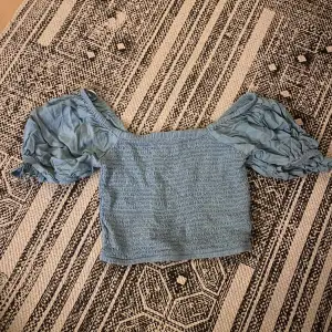 En jätte fin kort tröja från bik bok med puff armar, säljer för att jag inte använder den har använt den en gång💕 den är jätte stretchig men är i storlek xs-s☺️