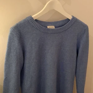 Stickad tröja - Jättefin trendig stickad tröja från Vila. Säljer den pågrund av att jag har en liknande. Säljs för 120kr+frakt