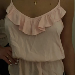 Ljusrosa blus med volanger där framme - Jättefin blus i ljusrosa, använt den max 3 gånger. Tröjan är köpt ifrån Bikbok och är i bra skick 