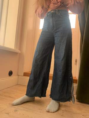 Obs tryck inte på köp nu! Säljer mina superfina högmidjade sköna vida jeans de har blivit för små har bara använt typ 3 ggr & tvättat 2, är 149,5 cm lång nu & de är lite för små men de sitter bra i midjan. Midjan är 65,5 cm i omkrets & de är 88cm långa.