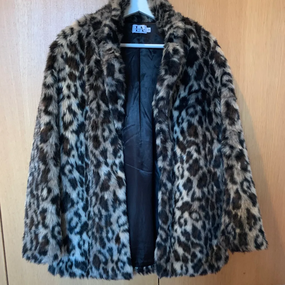 Säljer min leopard jacka ifrån Linn Ahlborgs kollektion med NAKD, storlek 34. I mycket fint skick använd ett fåtal gånger🌸 300kr + frakt . Jackor.