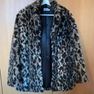 Säljer min leopard jacka ifrån Linn Ahlborgs kollektion med NAKD, storlek 34. I mycket fint skick använd ett fåtal gånger🌸 300kr + frakt 