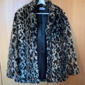 Leopard jacka  - Säljer min leopard jacka ifrån Linn Ahlborgs kollektion med NAKD, storlek 34. I mycket fint skick använd ett fåtal gånger🌸 300kr + frakt 