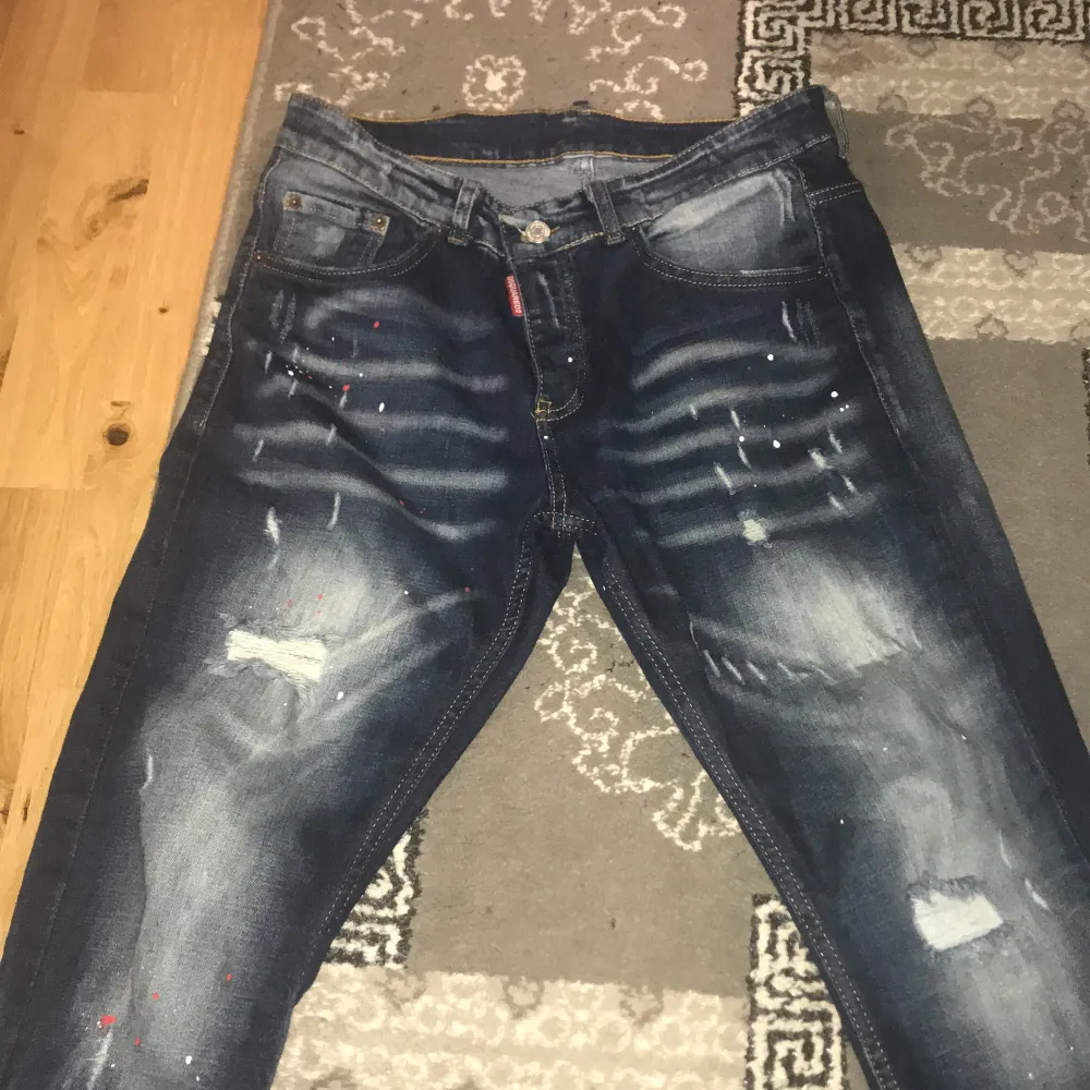 Hej säljer mina dsq har ba använt dom 3 gånger storlek 46. Jeans & Byxor.