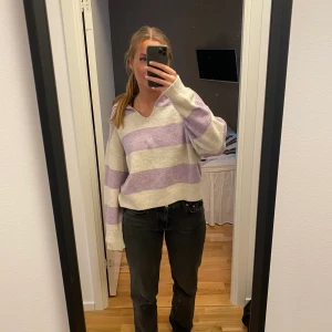 Lila randig stickad tröja - Lila stickad tröja med v-ringning från Pull&Bear. Storlek M.  150kr + frakt! 💜💜