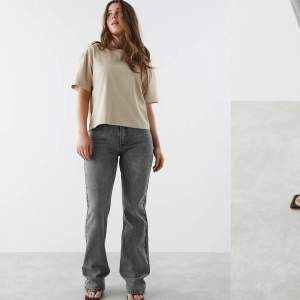 Säljer dessa fina bootcut jeans från Gina Tricot i en grå färg. Säljer de pga att de inte kommer till användning och är förstora på mig. Stl 40💕