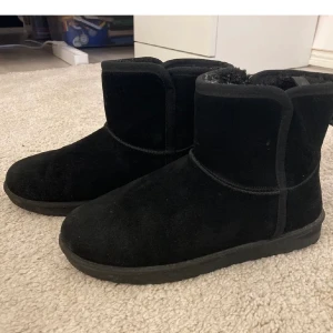 Uggs - Säljer dessa så de är försmå och har ett par som passar. Knappt använda. 