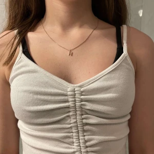 Linne - Hejsan, jag säljer ett linne från SHEIN som jag köpt för någa år sedan, använt 2 gånger ungefär. Man betalar bara för frakten om man köper så å annars 25kr om man möter upp, pris kan diskuteras. Frakten är ca