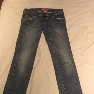 Lågmidjade jeans w 26 - Jag säljer nu mina jeans som tyvärr blivit för små. Bra skick
