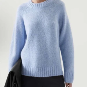 Stickad tröja - Stickad tröja från cos! Säljer för att den tyvärr inte passade, hör av er vid fler frågor! 